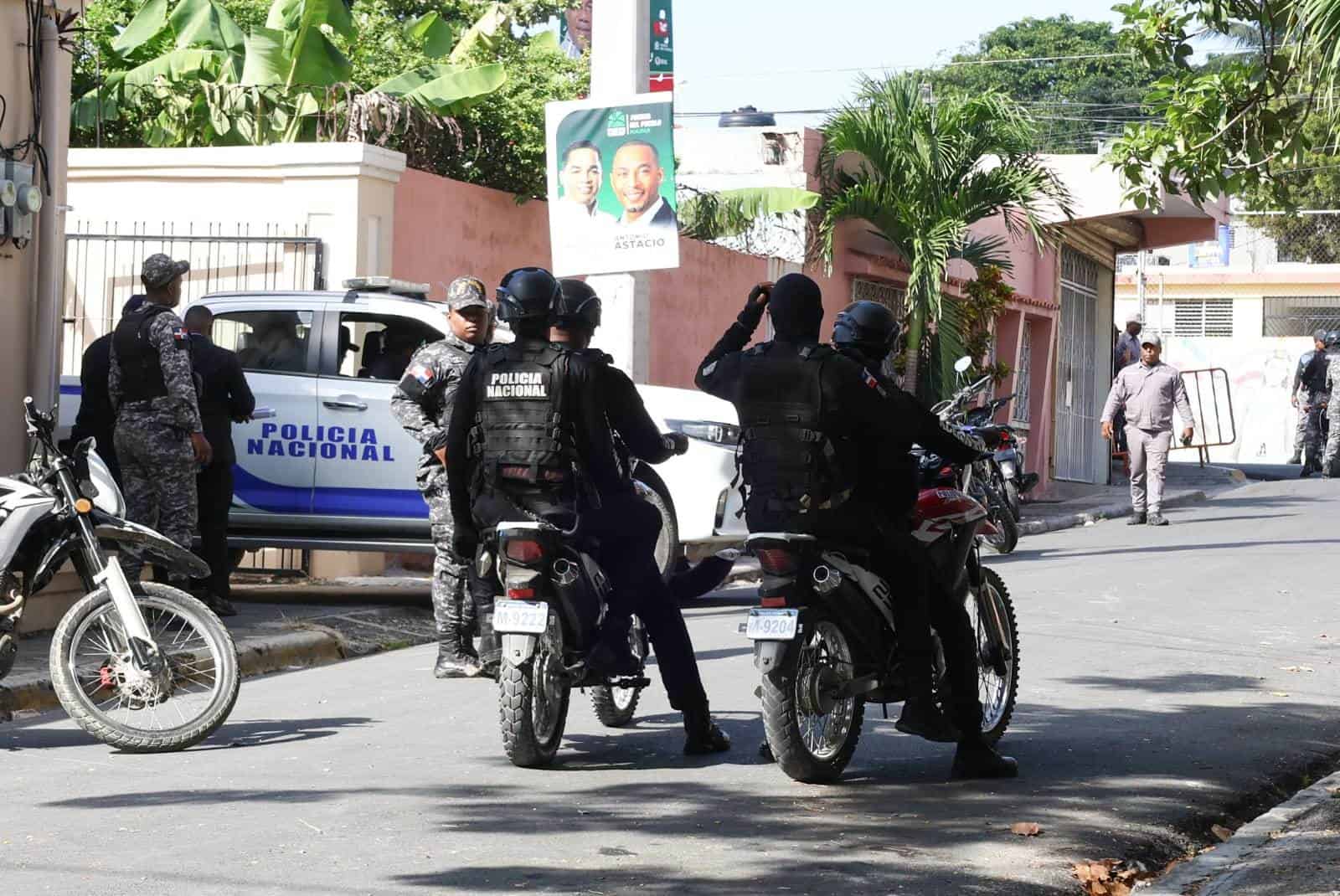 Momento en que trasladan al imputado a la cárcel de San Cristóbal donde estará hasta que concluya el tramite para enviarlo a La Romana. 