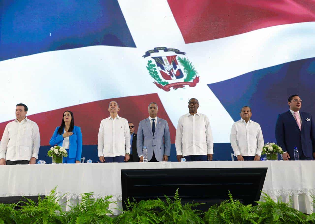 Autoridades presentes en la graduación.