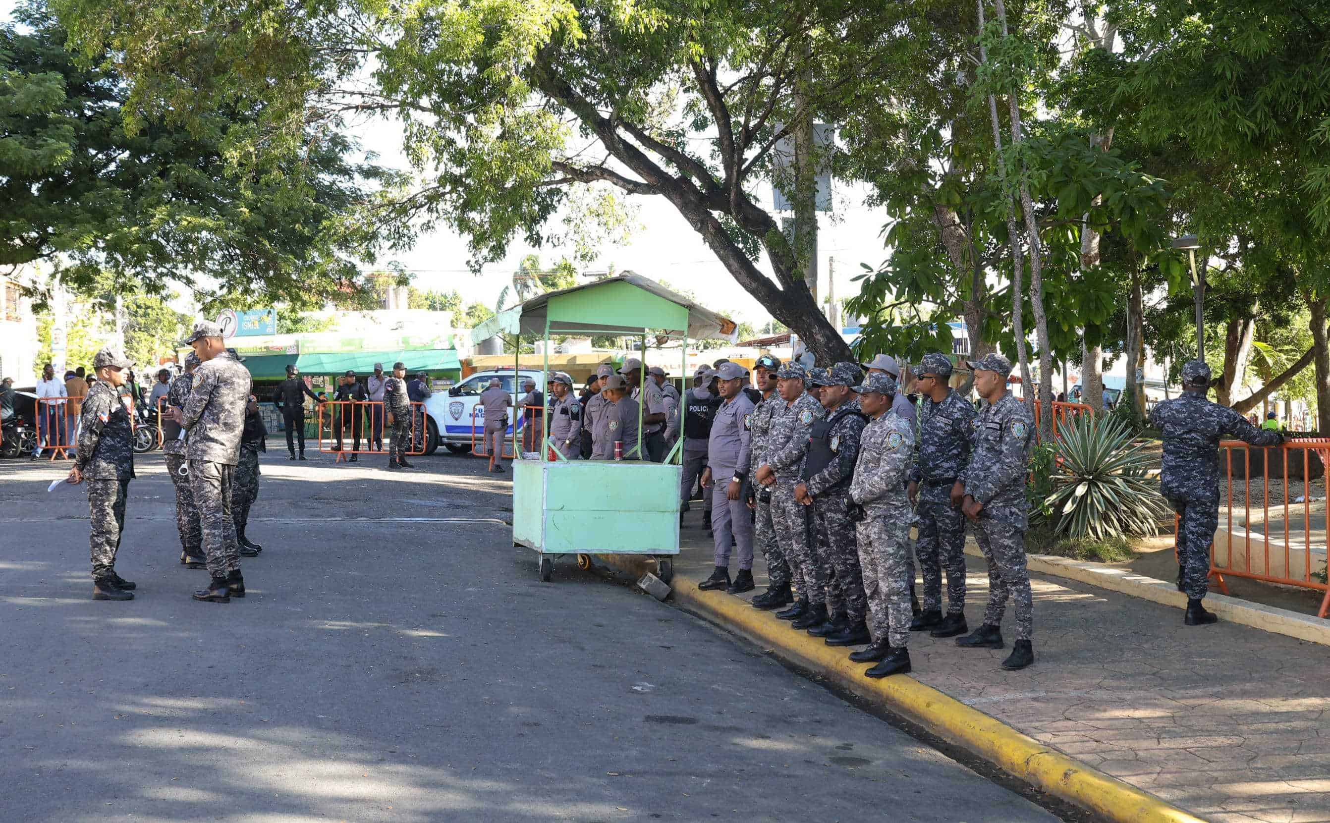 Presencia de agentes de la Policía Nacional a las afueras del Juzgado de Paz. 