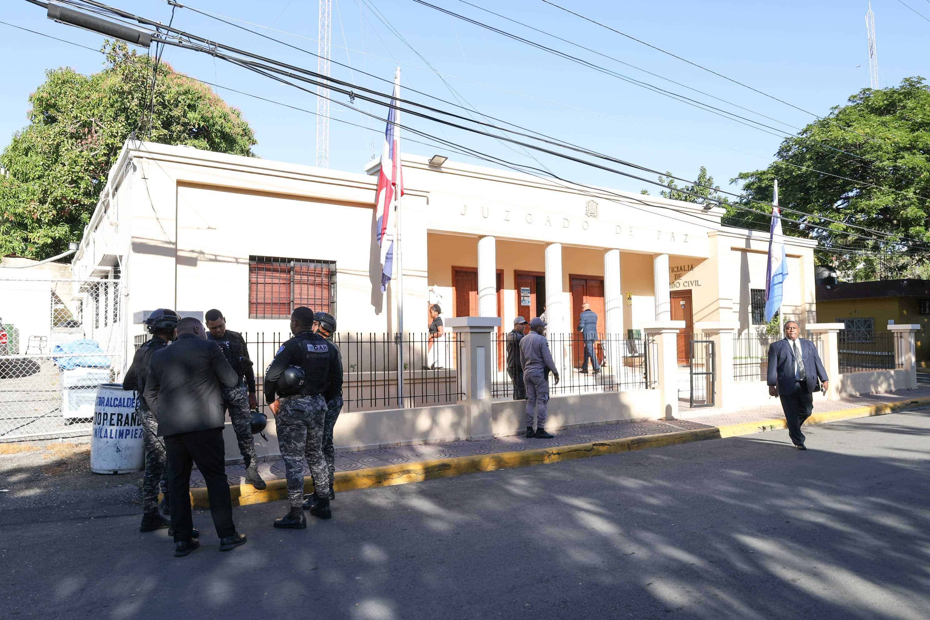 Ambiente alrededor del Juzgado de Paz de Haina.