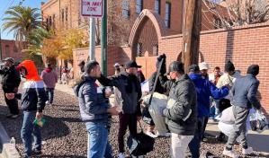 Los migrantes han desbordado este 2023 la capacidad de Denver y Colorado para atenderlos