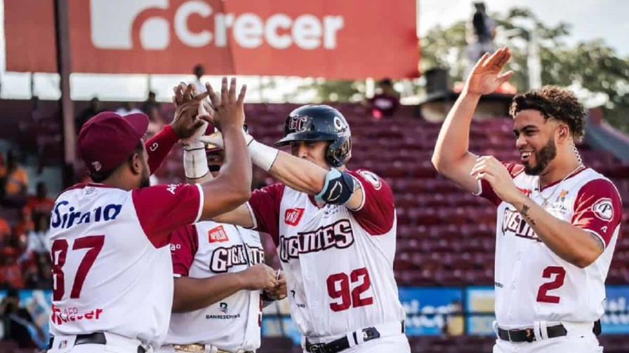 Gigantes y Toros dividen honores en el Julián Javier