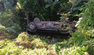 Hombre se salva de milagro tras su camioneta caer en un precipicio en Sabana de la Mar