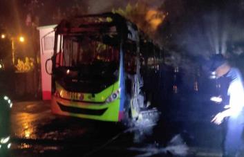 Incendio afecta tres autobuses de la OMSA en Santo Domingo Este