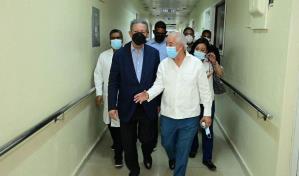Leonel Fernández visita hospital Salvador B. Gautier y denuncia que está abandonado