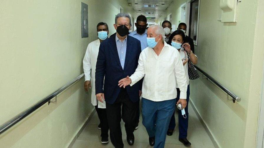 Leonel Fernández visita hospital Salvador B. Gautier y denuncia que está abandonado