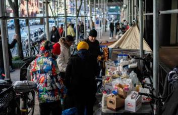 Abrumada por la crisis migratoria, Nueva York dificulta la vida a los solicitantes de asilo