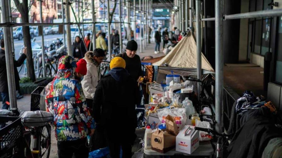 Abrumada por la crisis migratoria, Nueva York dificulta la vida a los solicitantes de asilo