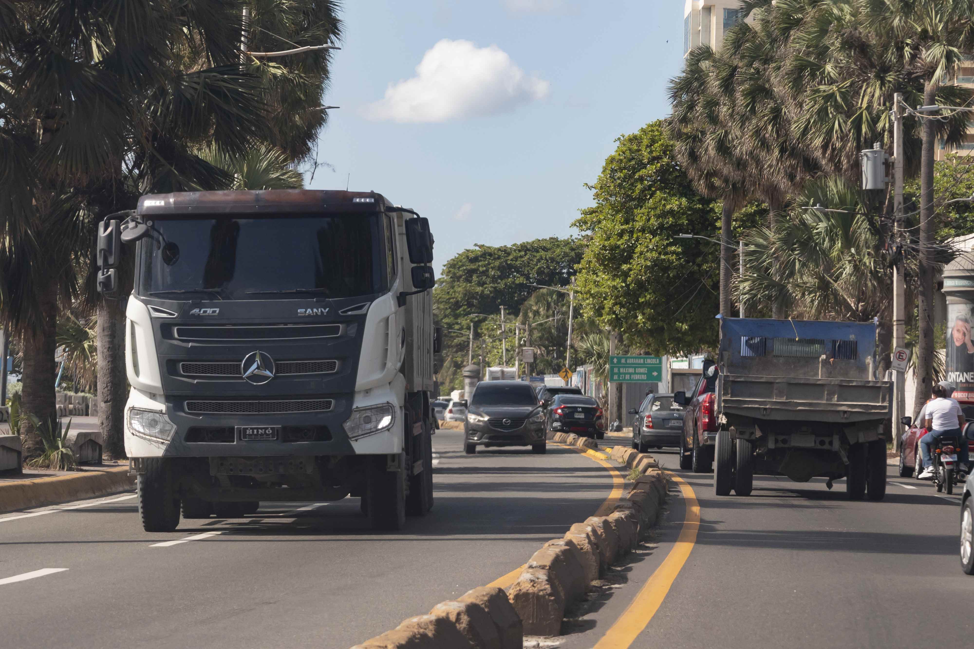 Por el Malecón está prohibido el transito de vehículos pesado después de la avenida Máximo Gómez.  