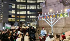 Un grupo de judíos neoyorquinos celebran la Janucá pidiendo el alto el fuego en Gaza