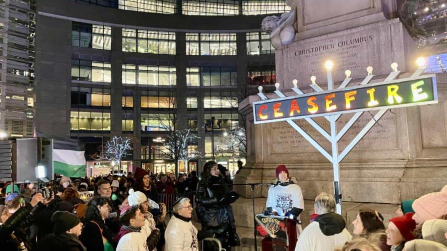 Un grupo de judíos neoyorquinos celebran la Janucá pidiendo el alto el fuego en Gaza