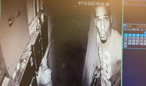VIDEO: Ladrón queda captado tratando de penetrar a negocio en San Carlos