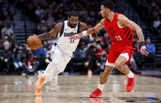 Irving se lesiona un pie y Doncic gu&iacute;a a Mavericks a triunfo sobre Blazers