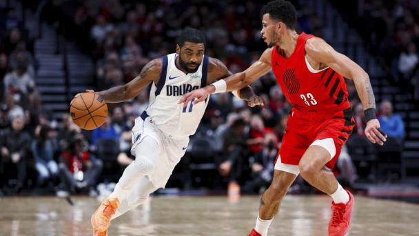 Irving se lesiona un pie y Doncic guía a Mavericks a triunfo sobre Blazers