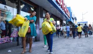 Compras navideñas en la Avenida Duarte de República Dominicana