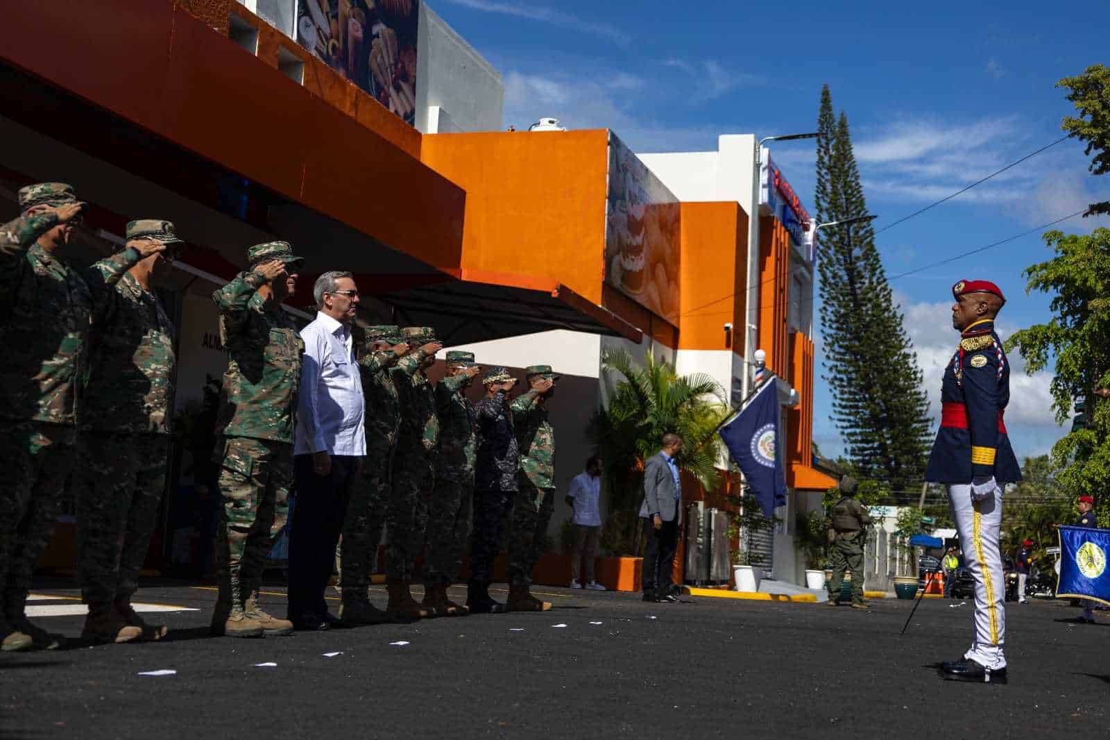 Honores militares en las afueras del Issffaa.