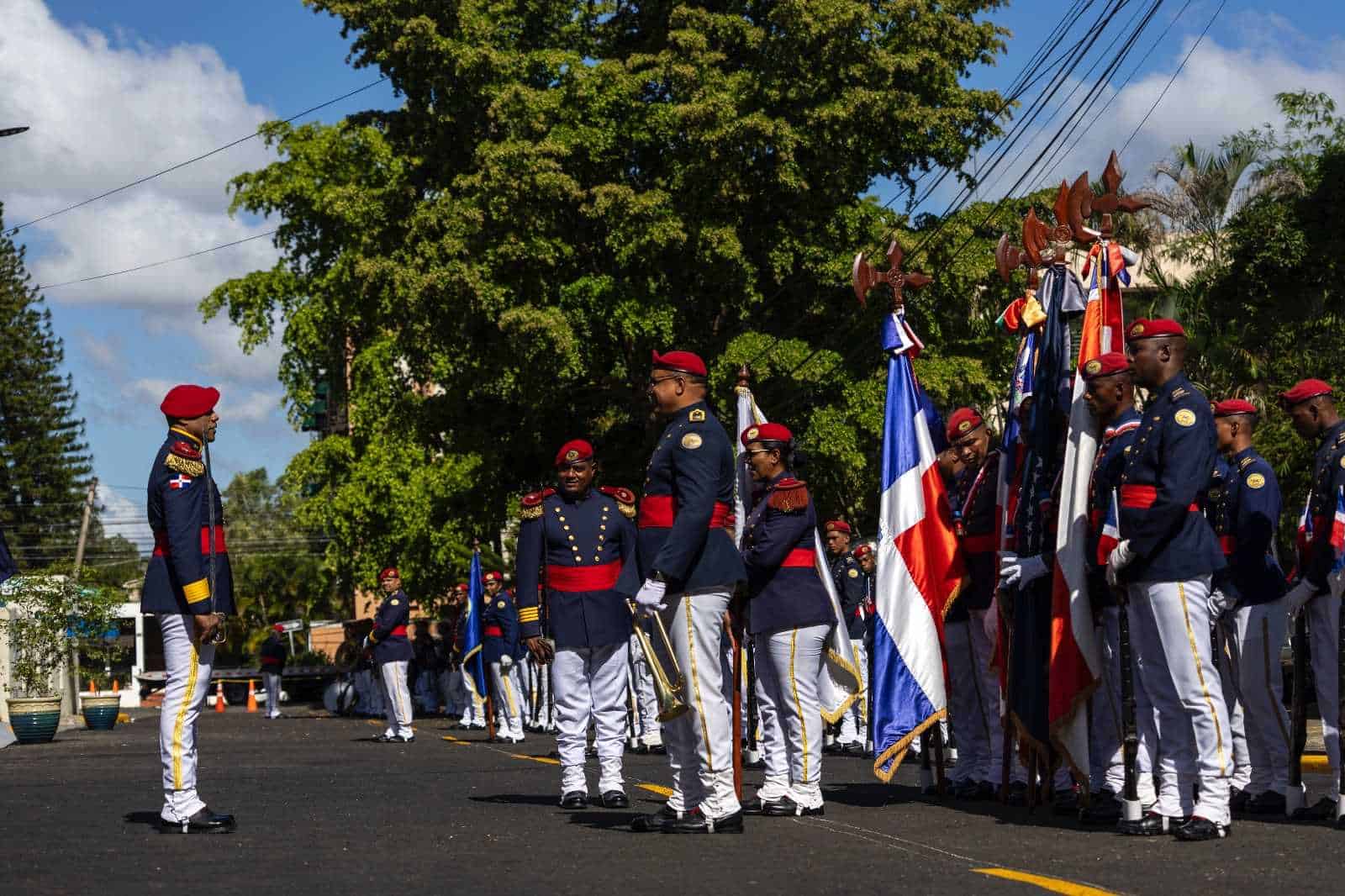 Militares rindieron honores al presidente Abinader.