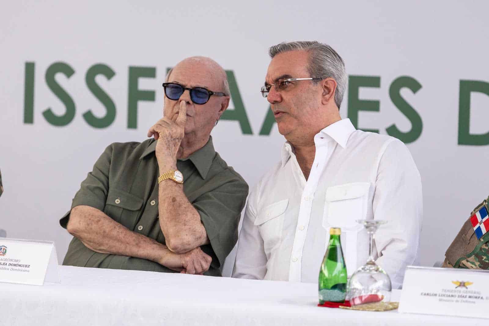 El expresidente Hipólito Mejía, junto al presidente de la República, Luis Abinader, en la actividad del Issffaa. 