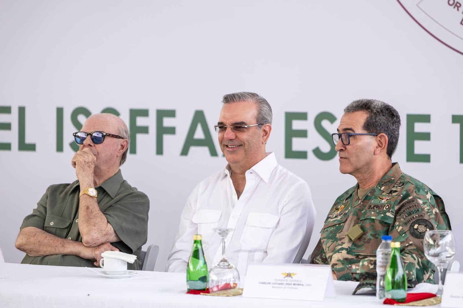 El expresidente Hipólito Mejía, junto al presidente de la República, Luis Abinader, y el ministro de Defensa, Teniente General Carlos Luciano Díaz Morfa.