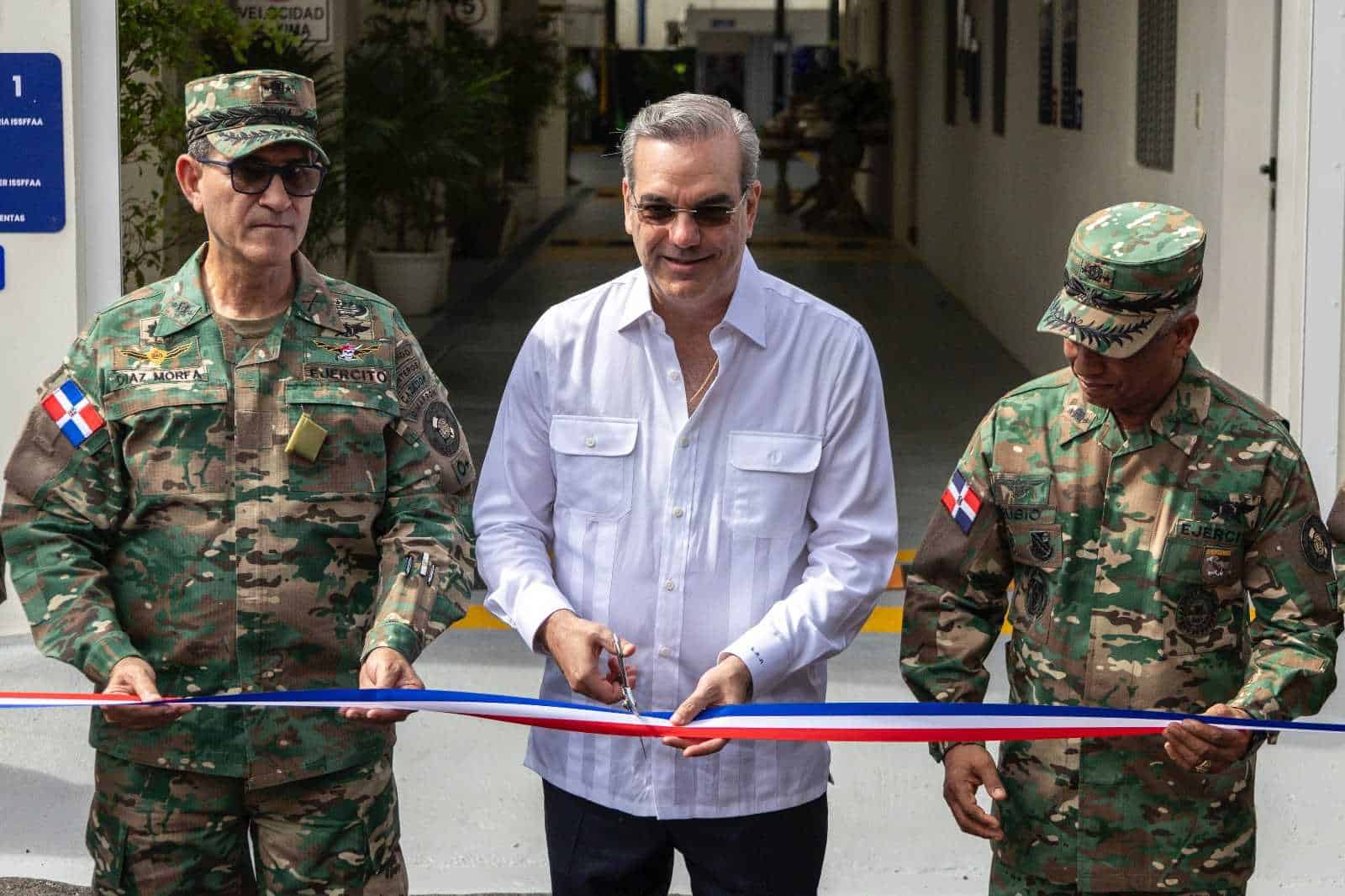 ministro de Defensa, Teniente General Carlos Luciano Díaz Morfa; Presidente Abinader, y el mayor general Celín Rubio Terrero, director general del Issffaa.