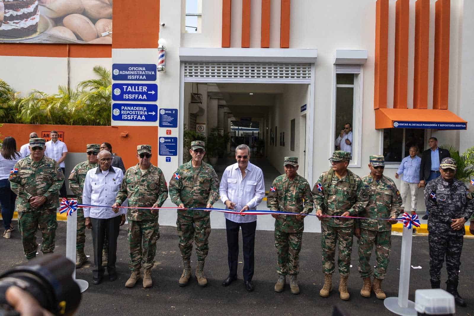 Presidente Luis Abinader mientras realiza el corte de la cinta.