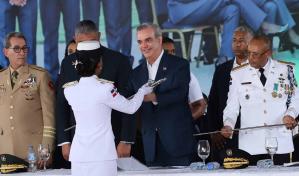 Policía gradúa a 57 oficiales académicos como segundos tenientes