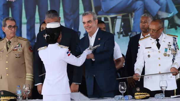 Policía gradúa a 57 oficiales académicos como segundos tenientes