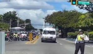 Agente del Cusep para una ambulancia para permitir paso de comitiva presidencial