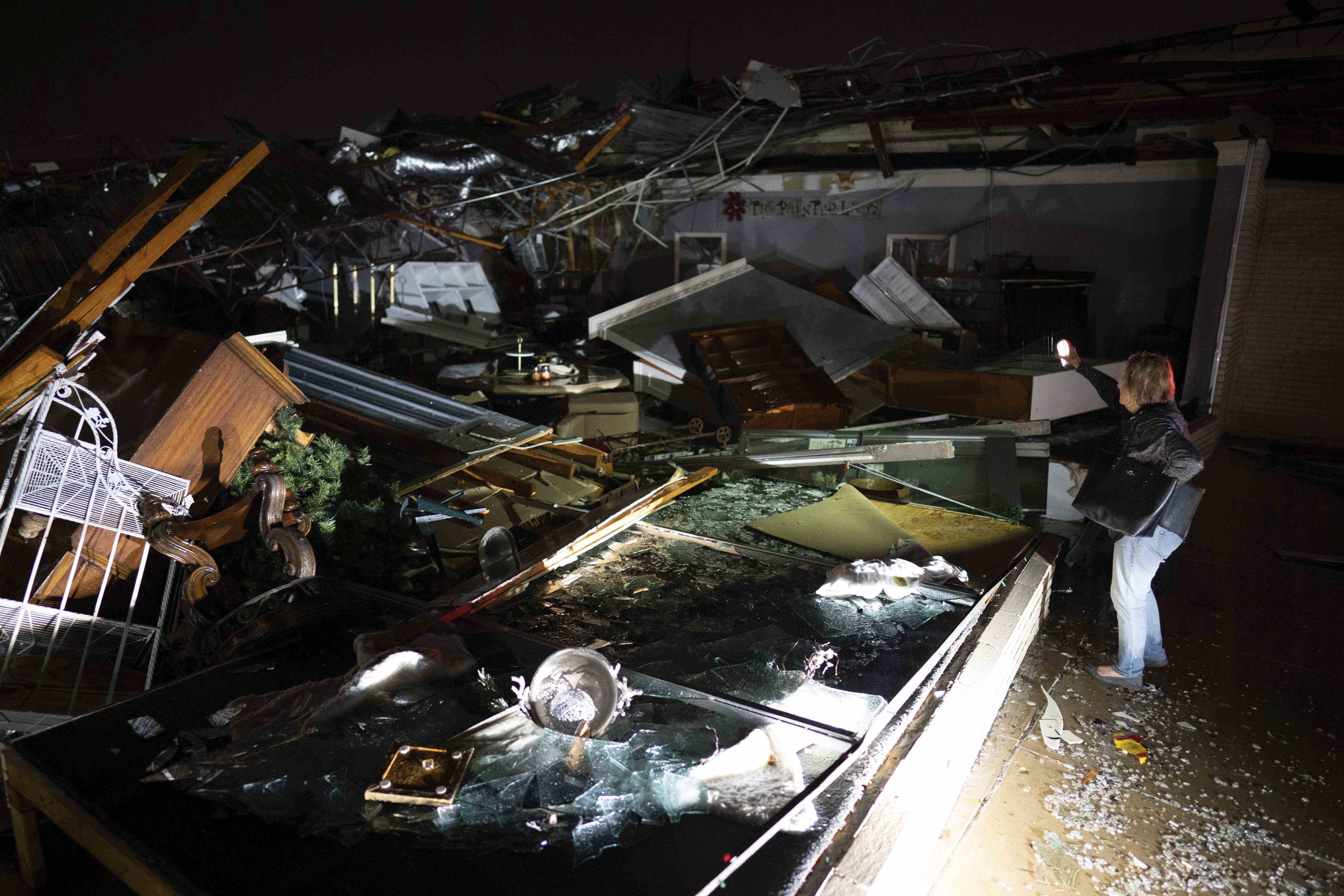 Un negocio destruido por un tornado en West Main en Hendersonville, Tennessee, el sábado 9 de diciembre de 2023.