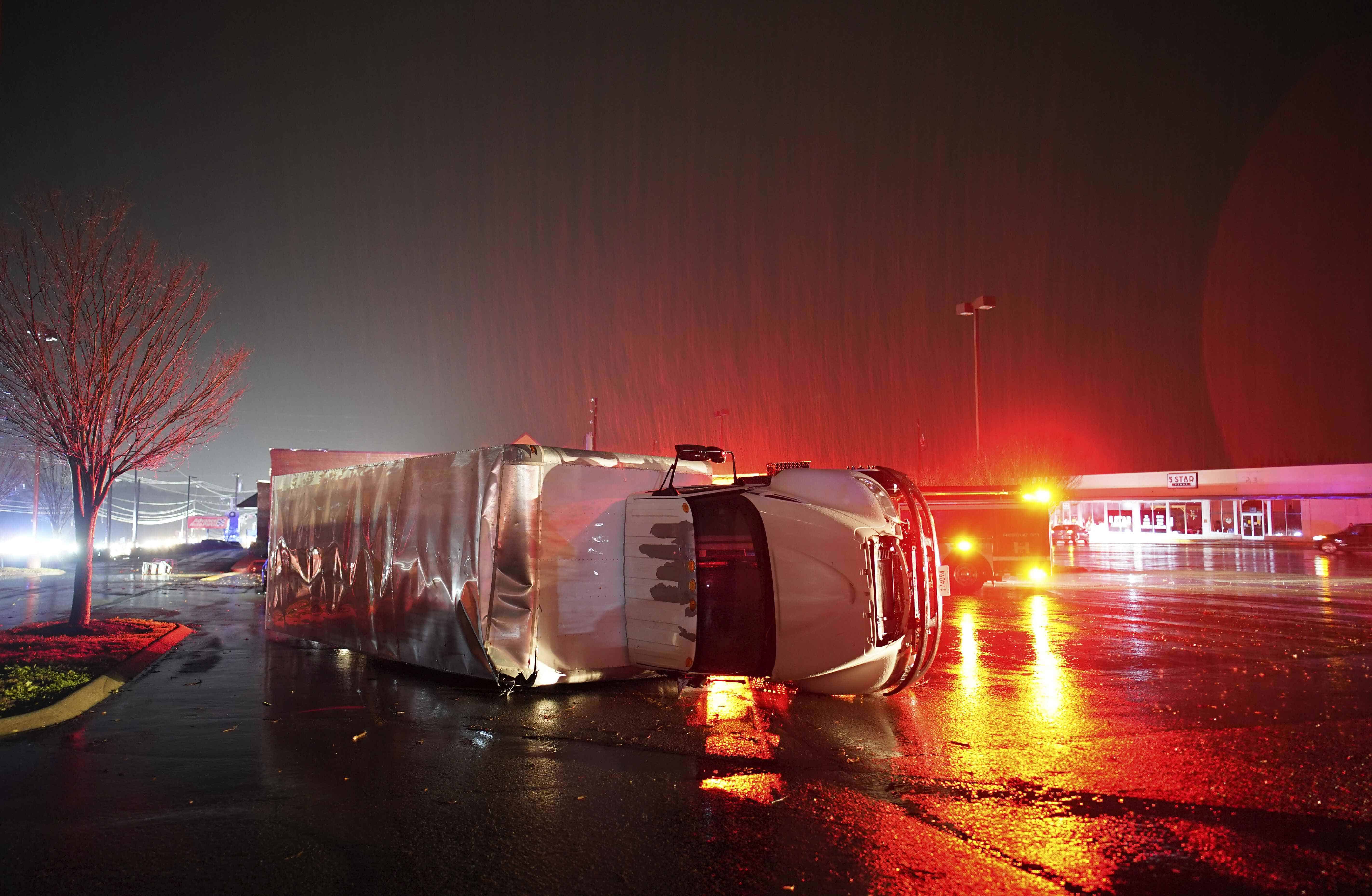 Un semirremolque es volcado por un aparente tornado en West Main Street en Hendersonville, Tennessee, el sábado 9 de diciembre de 2023.