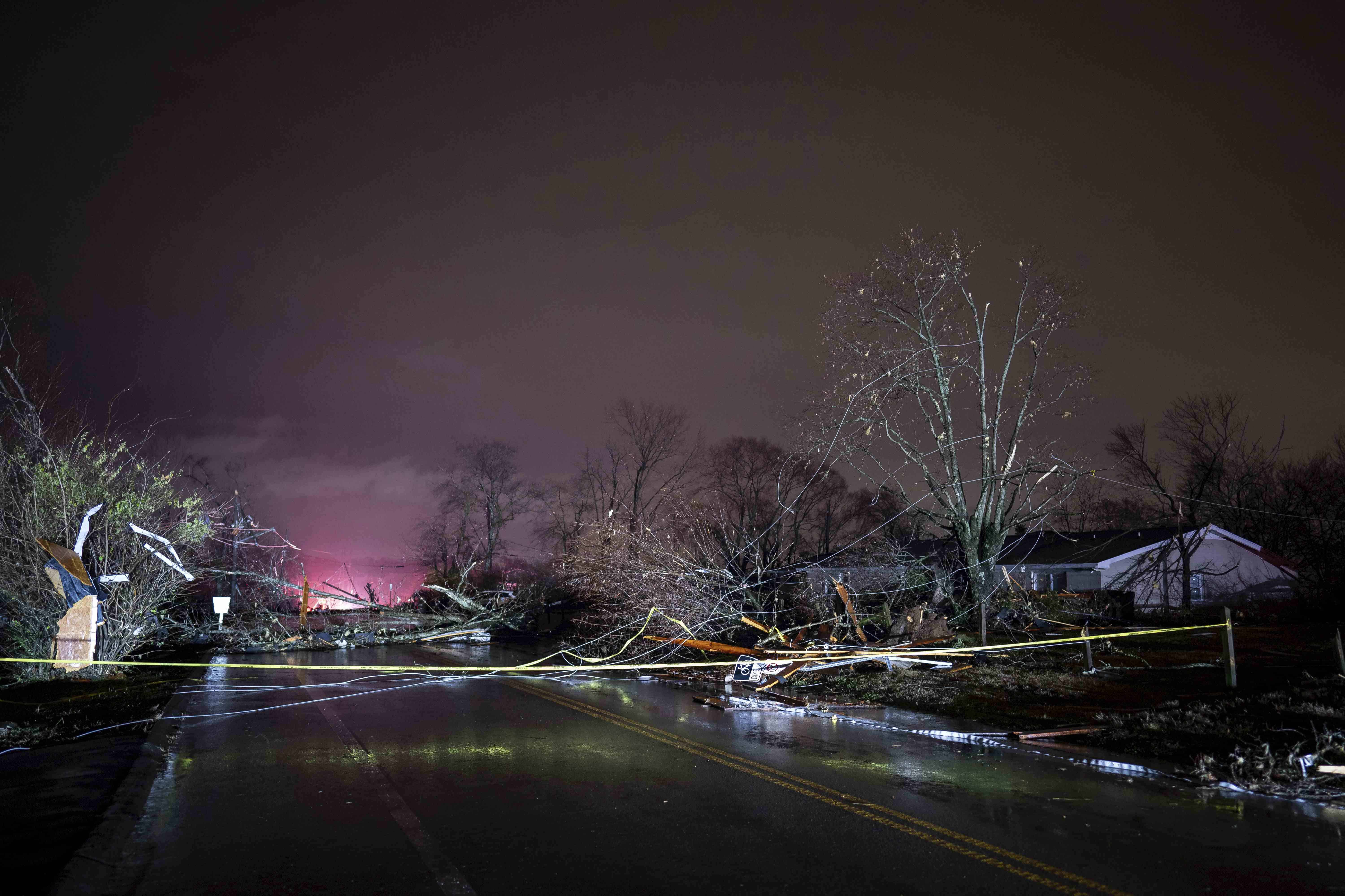 Los daños causados por el mal tiempo y un aparente tornado se ven en Nesbitt Lane en el área de Madison de Nashville, Tennessee, el sábado 9 de diciembre de 2023 por la noche. 