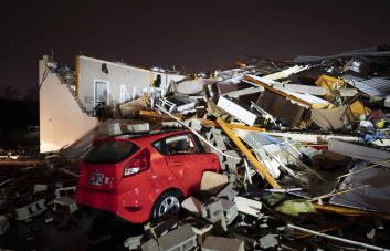Al menos seis muertos, 23 heridos y severos daños por tornado en Tennessee