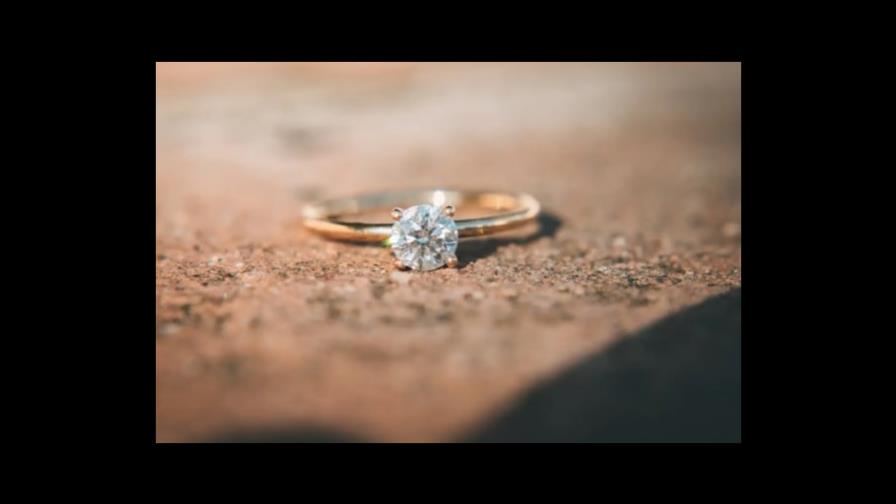 Un hotel de París halla anillo de diamantes en la aspiradora