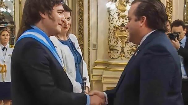 José Paliza asiste a juramentación de Javier Milei en Argentina