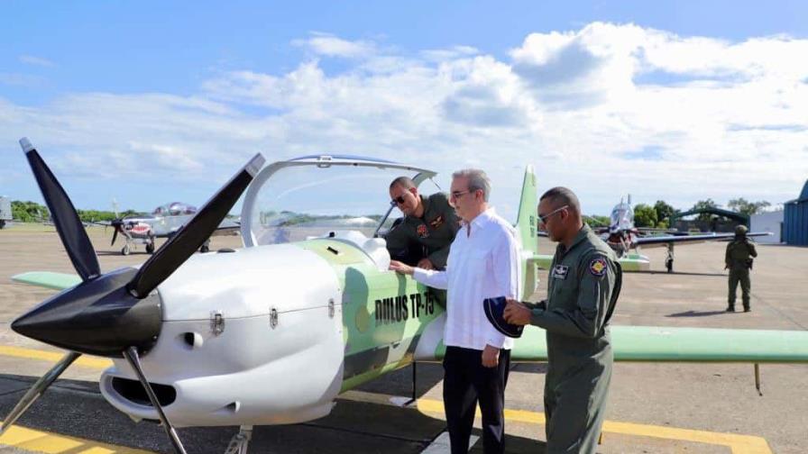 Abinader muestra las dos primeras aeronaves ensambladas en el país