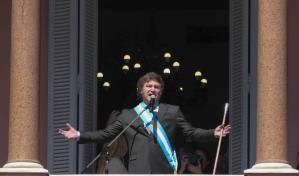 Gobierno de Milei devalúa la moneda argentina más de 50 %, a 800 pesos por dólar