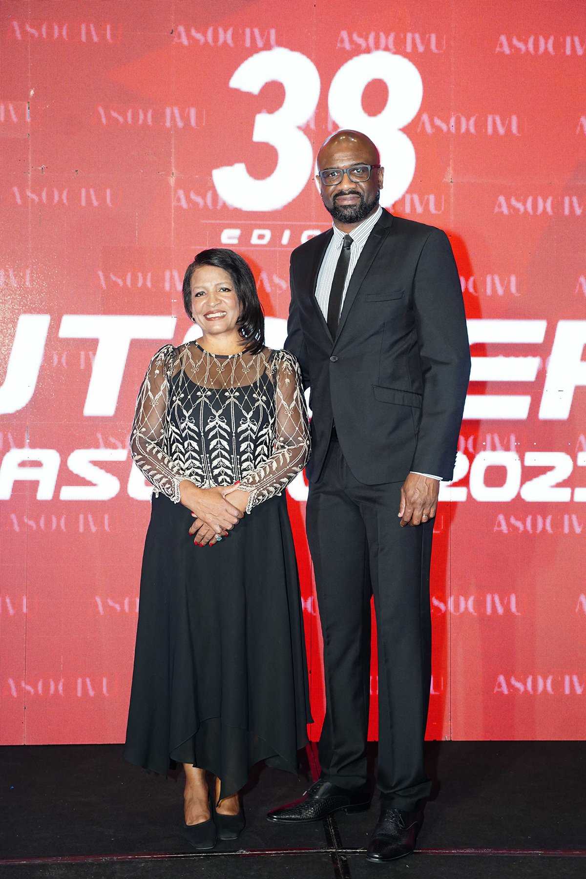 Angela De León y Jeison Bennett.