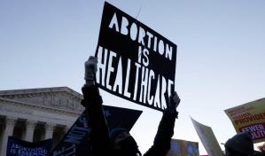 Embarazada enfrascada en batalla legal por aborto abandona Texas en busca de atención