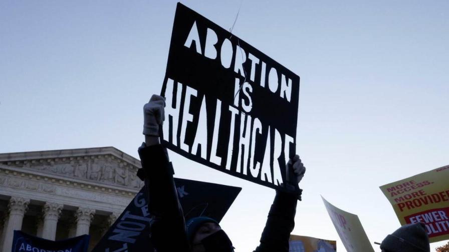 Embarazada enfrascada en batalla legal por aborto abandona Texas en busca de atención