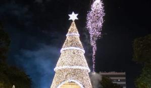 Alcaldía del Distrito enciende árbol navideño en el parque Eugenio María de Hostos