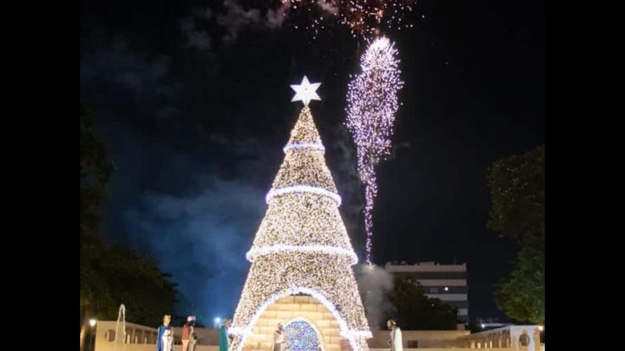 Alcaldía del Distrito enciende árbol navideño en el parque Eugenio María de Hostos