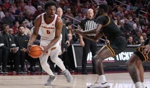 Bronny James debutó a nivel universitario tras paro cardiaco, y en presencia de su padre LeBron