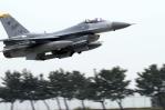 Un piloto de EEUU salta de su F-16 antes de que se estrelle en el mar cerca de Corea del Sur