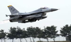 Un piloto de EEUU salta de su F-16 antes de que se estrelle en el mar cerca de Corea del Sur