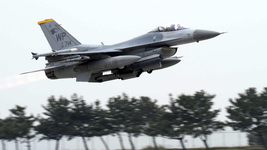 Un piloto de EEUU salta de su F-16 antes de que se estrelle en el mar cerca de Corea del Sur