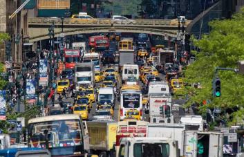 Choferes pagarían US$15 diarios por circular en Midtown NY tras aprobación de nueva tarifa