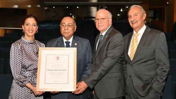 Unibe reconoce como profesor meritísimo a Milton Ray Guevara, presidente del TC