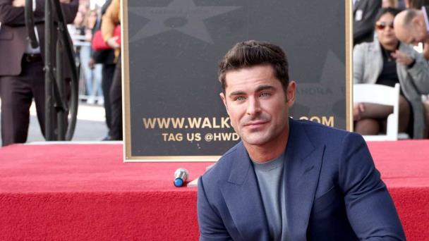 Zac Efron recibe estrella en el Paseo de la Fama de Hollywood y recuerda a Matthew Perry