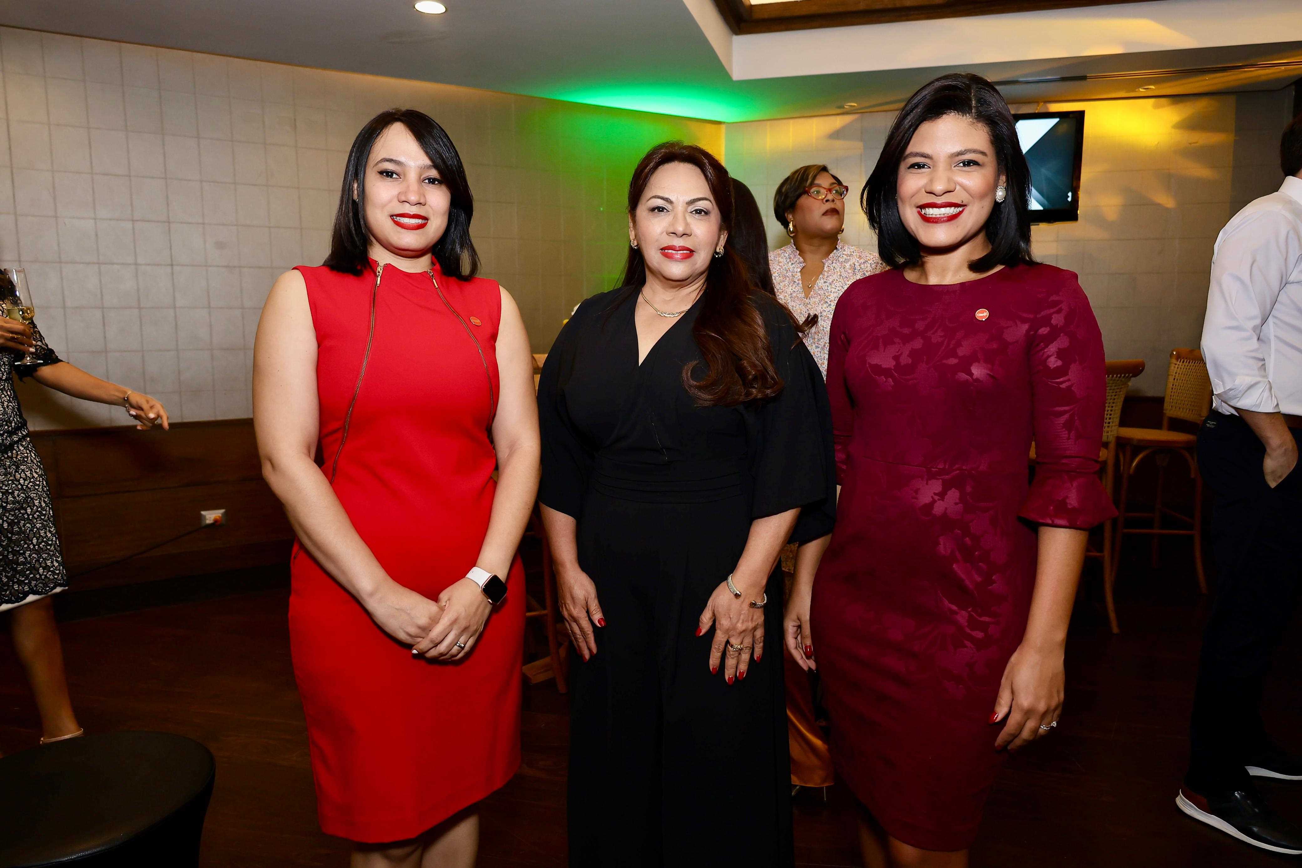 Katherine Vásquez,  Milagros de Ortega y Mabelle Félix.