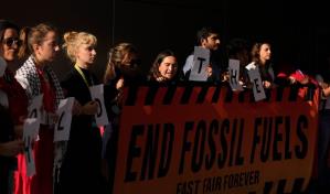 Mientras negociadores regatean sobre combustibles fósiles, activistas recuerdan lo que hay en juego